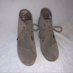 Toms suede lace-up wedge heel ankle boots tan sz 8